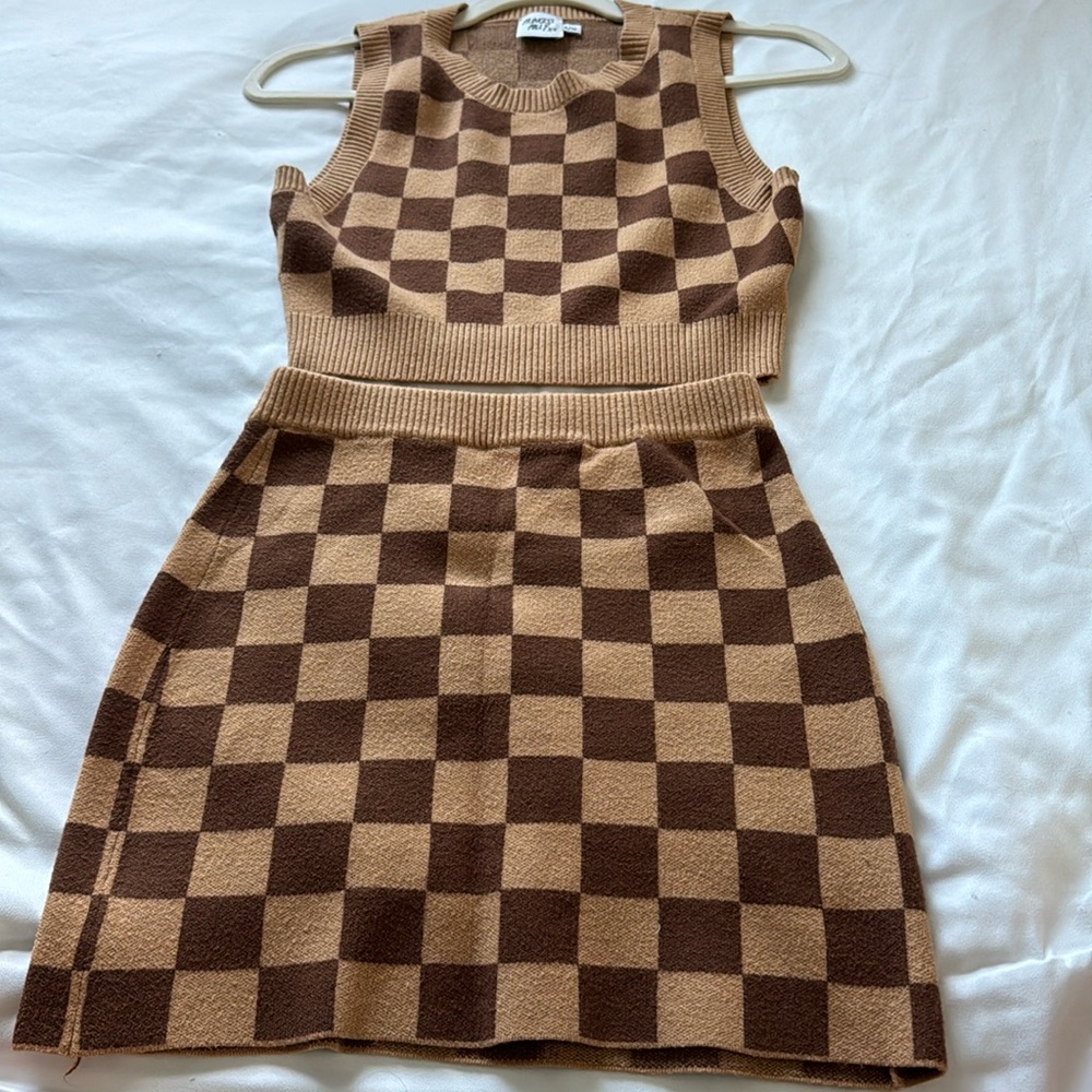 Checkered tan and brown set